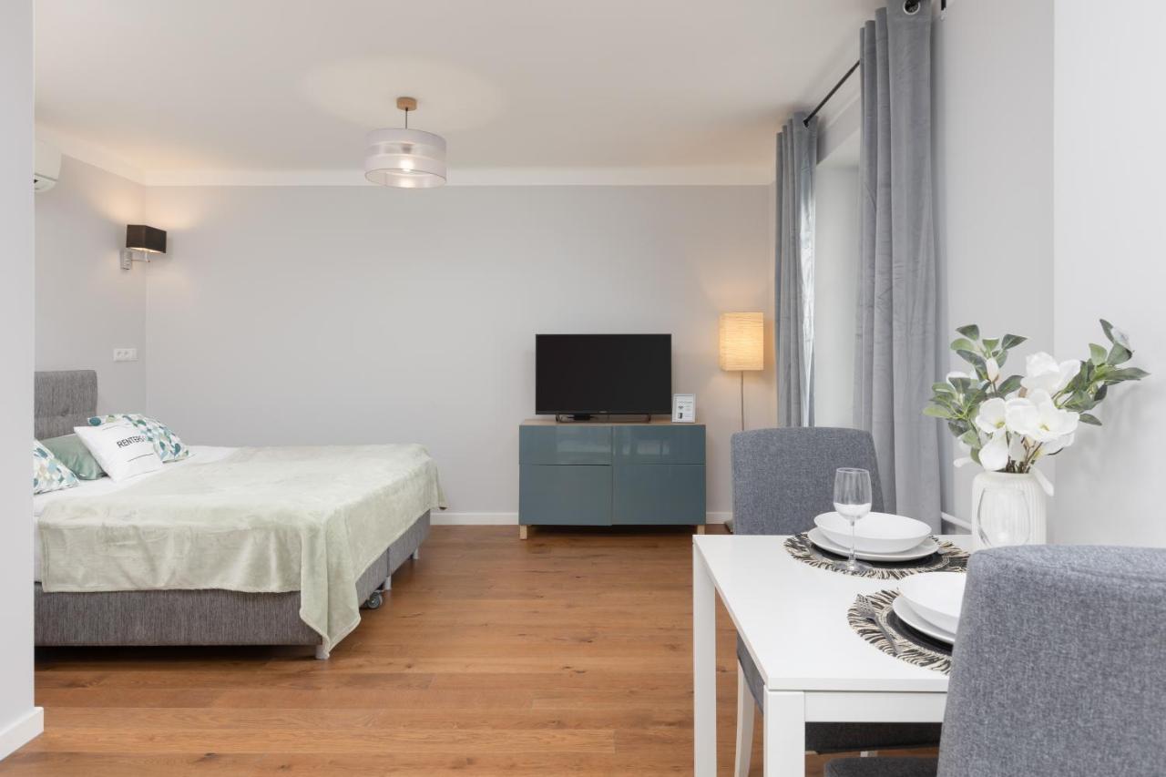 City Center Aparthotel Chmielna By Noclegi Renters Varşova Dış mekan fotoğraf