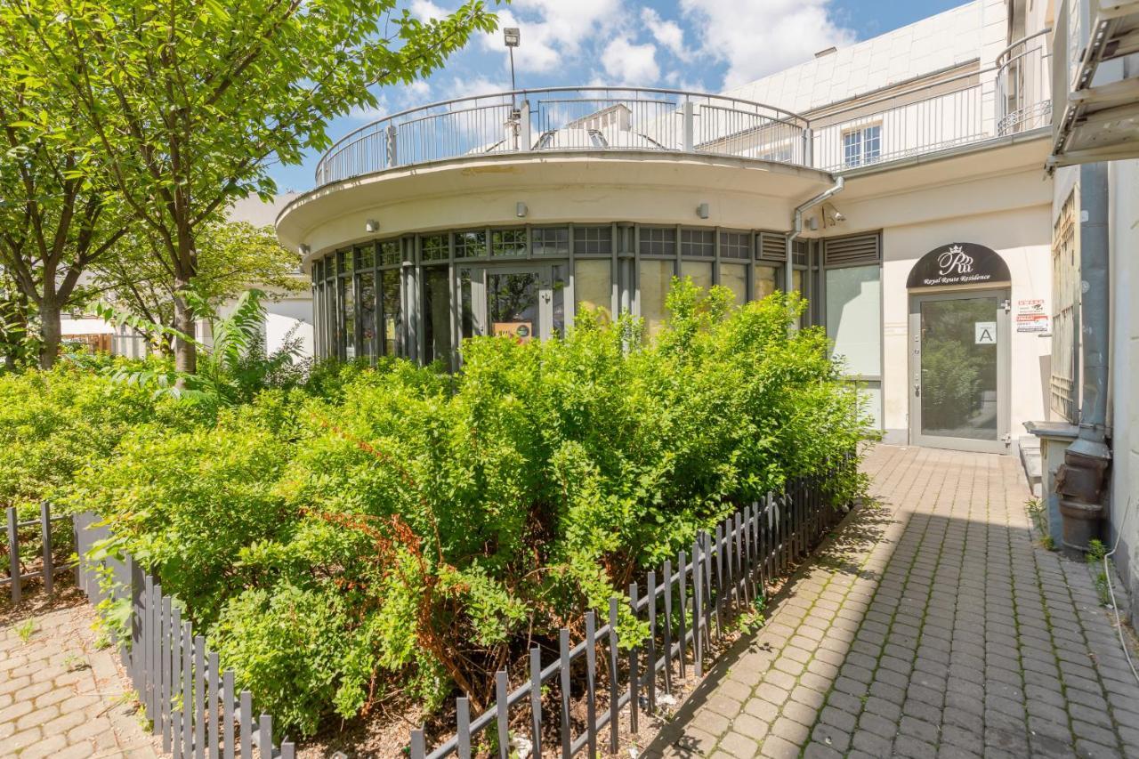 City Center Aparthotel Chmielna By Noclegi Renters Varşova Dış mekan fotoğraf