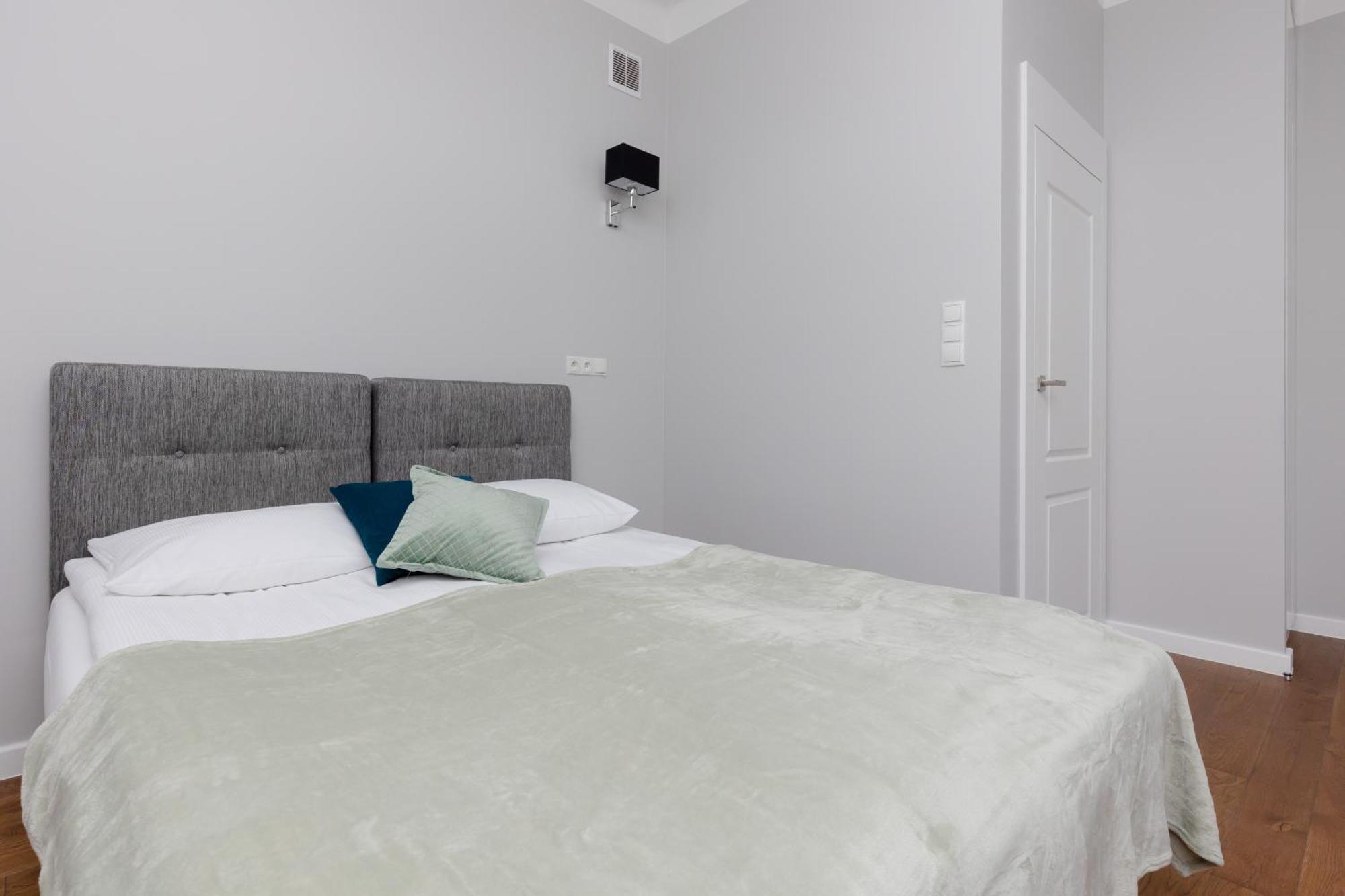 City Center Aparthotel Chmielna By Noclegi Renters Varşova Dış mekan fotoğraf