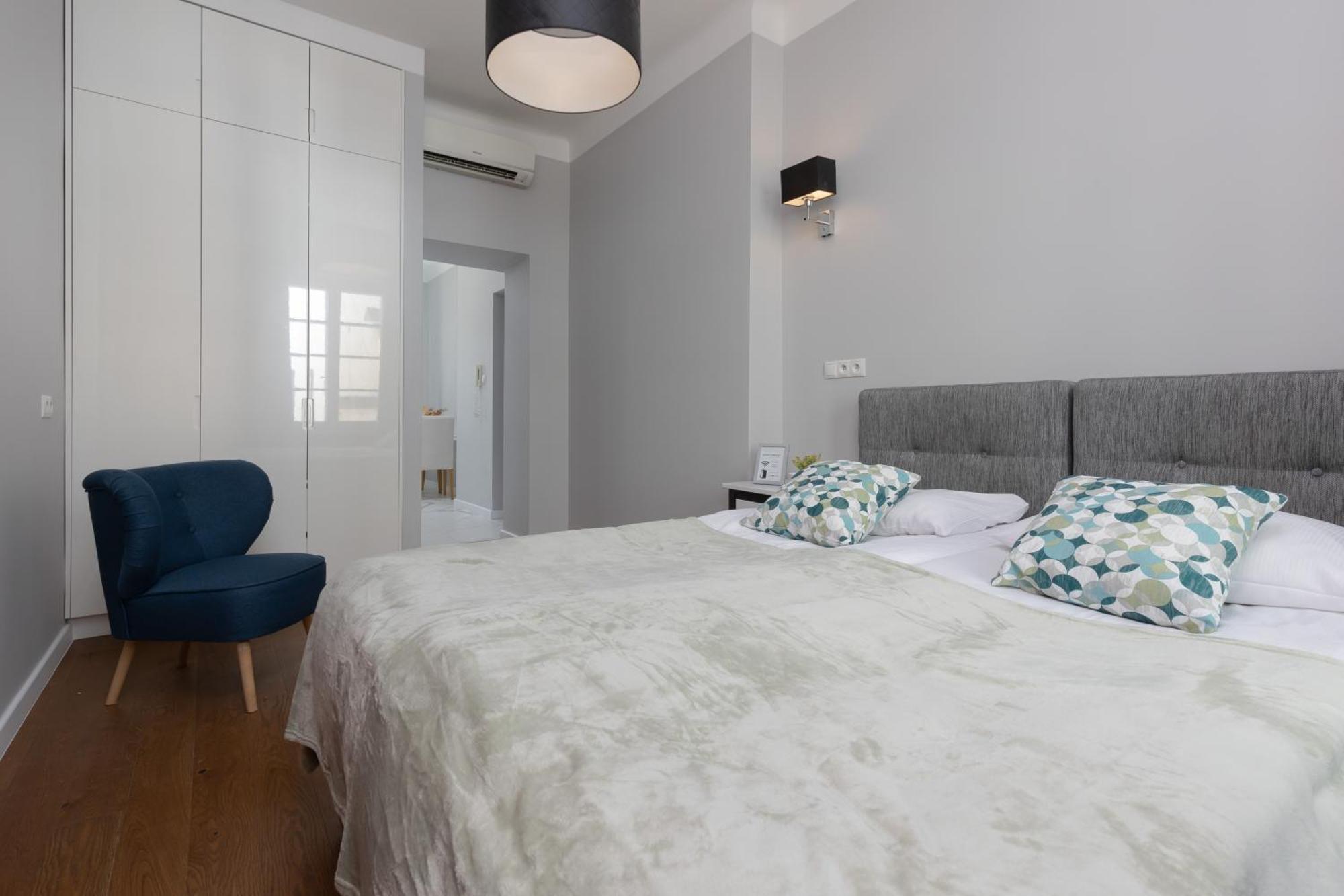 City Center Aparthotel Chmielna By Noclegi Renters Varşova Dış mekan fotoğraf