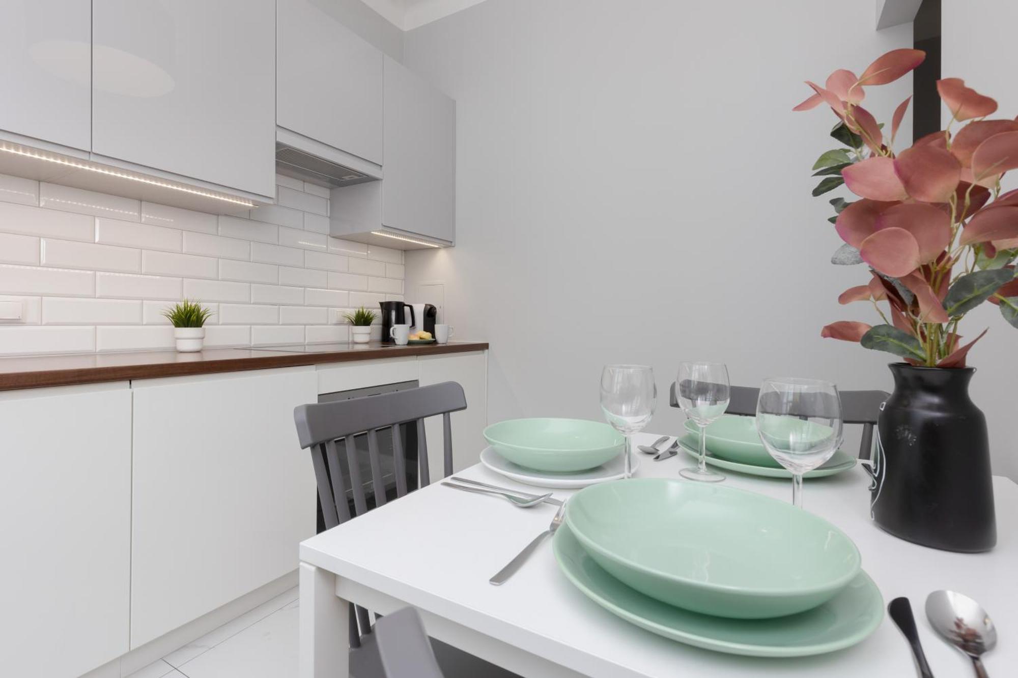 City Center Aparthotel Chmielna By Noclegi Renters Varşova Dış mekan fotoğraf